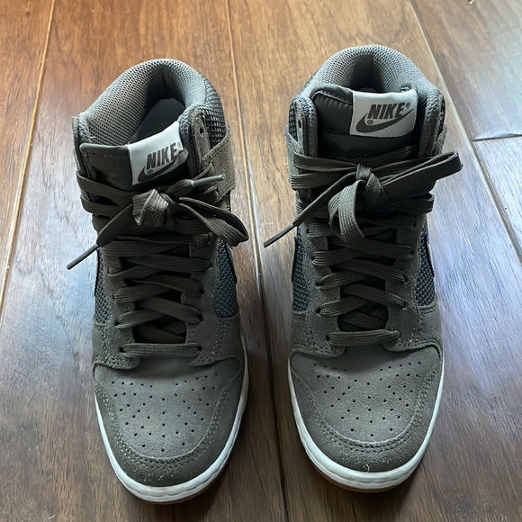 Nike Women’s Dunk Sky Hi Mesh Shoes - Picture 5 of 11